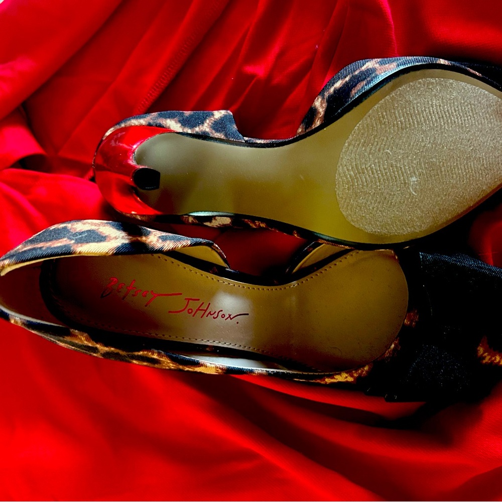 New betsy Johnson’s size 6 leopard
